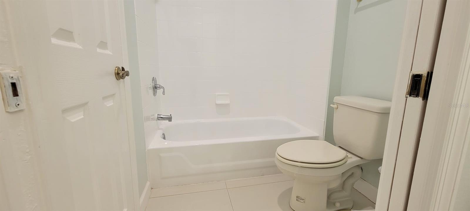CRESTVIEW CONDO PH 01 - Residential Lease