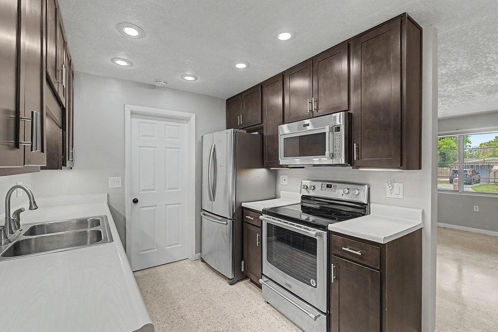 BEVERLY HILLS UNIT 02 - Residential