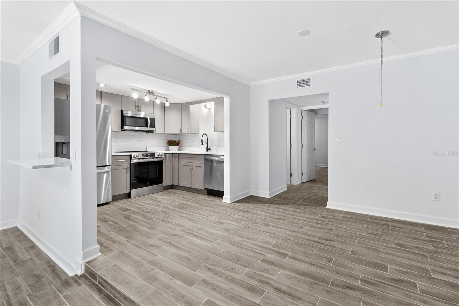 LA COSTA BRAVA CONDO 1 - Residential Lease