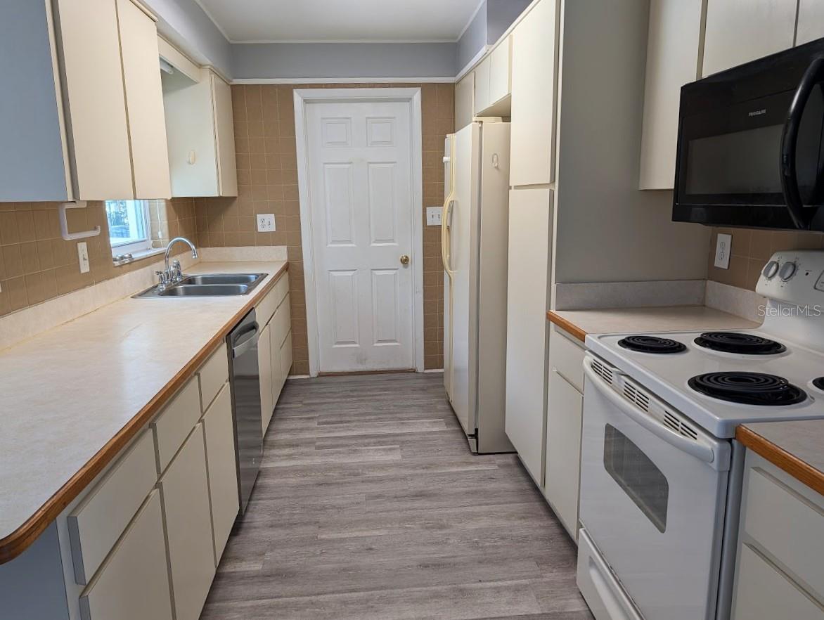 HAMILTON SQUARE - Residential Lease
