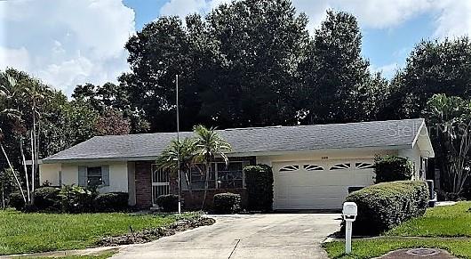 This is a 3 bedroom plus den, 3 bath, 2 car garage pool home. Open floor plan with a split bedroom layout. Access to the pool is also available from the master bedroom with it's en-suite bathroom. Home is close to world class beaches, the Pinellas Trail and the Seminole schools complex. You are also close to the new Seminole City Center shopping and entertainment district. Lawn and Pool service are included in the rent.