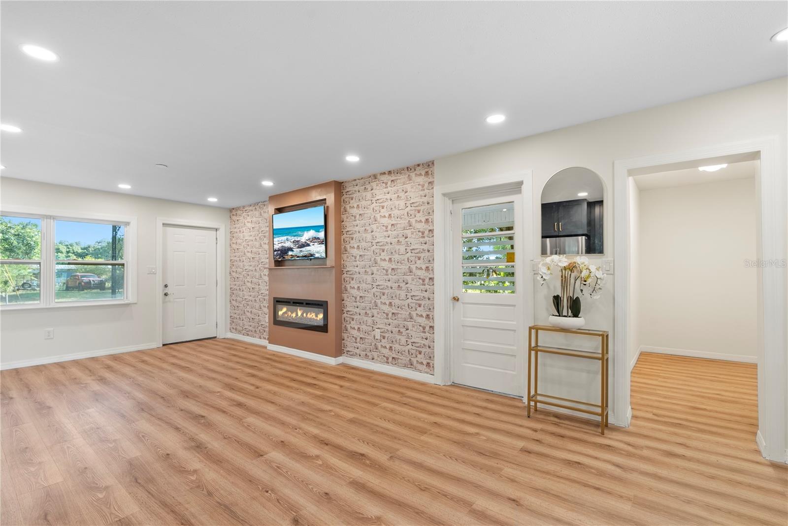 COUNTRY CLUB ESTATES - Residential
