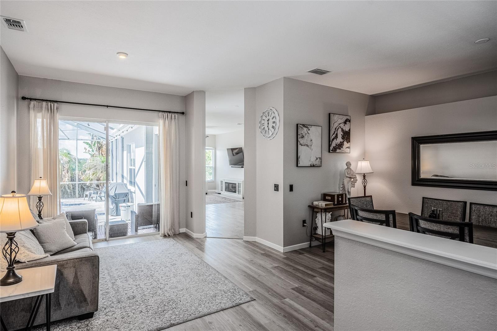CHARLOMA - Residential