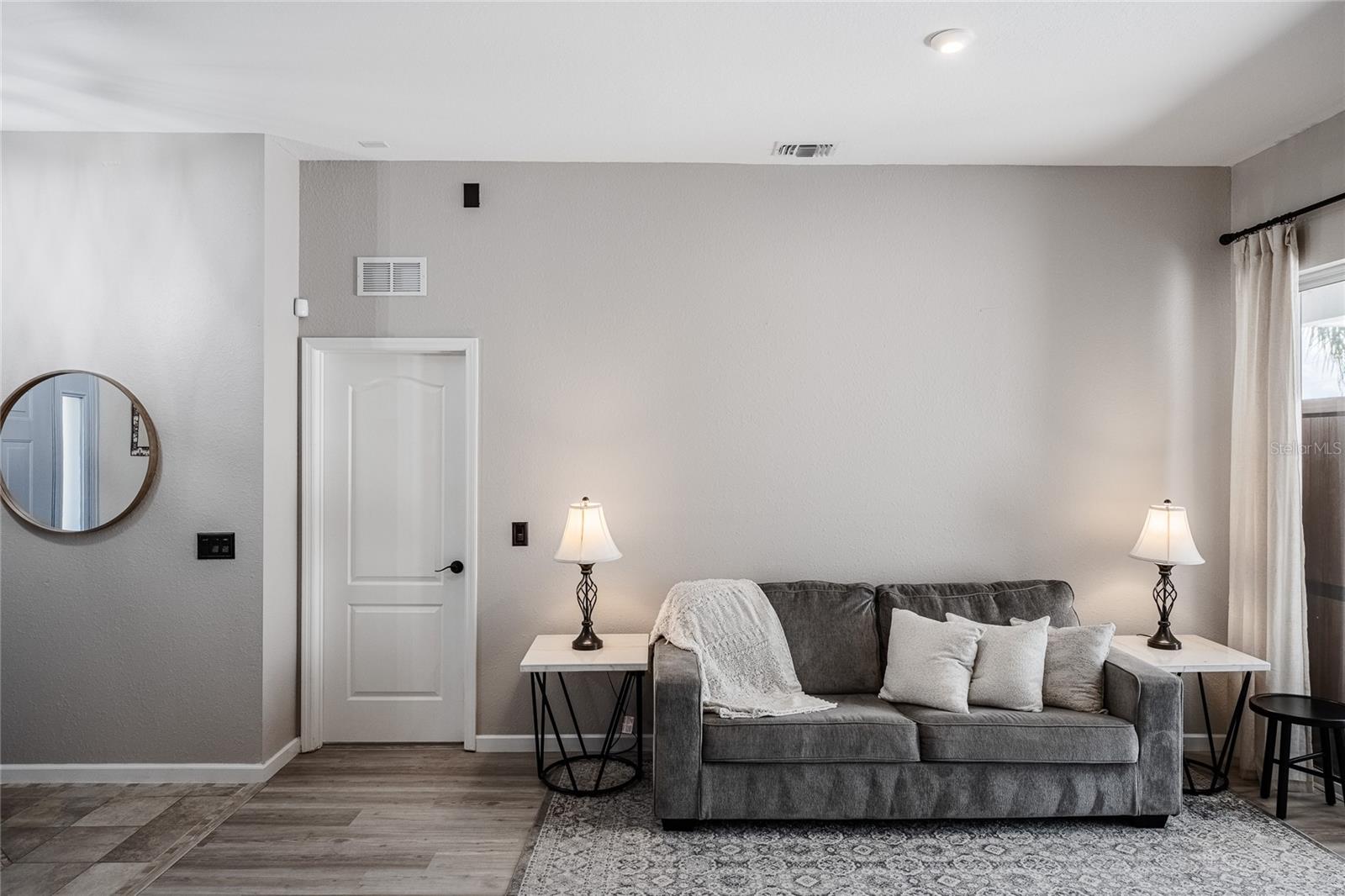 CHARLOMA - Residential