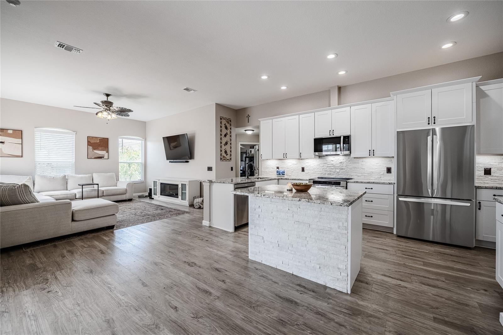 CHARLOMA - Residential
