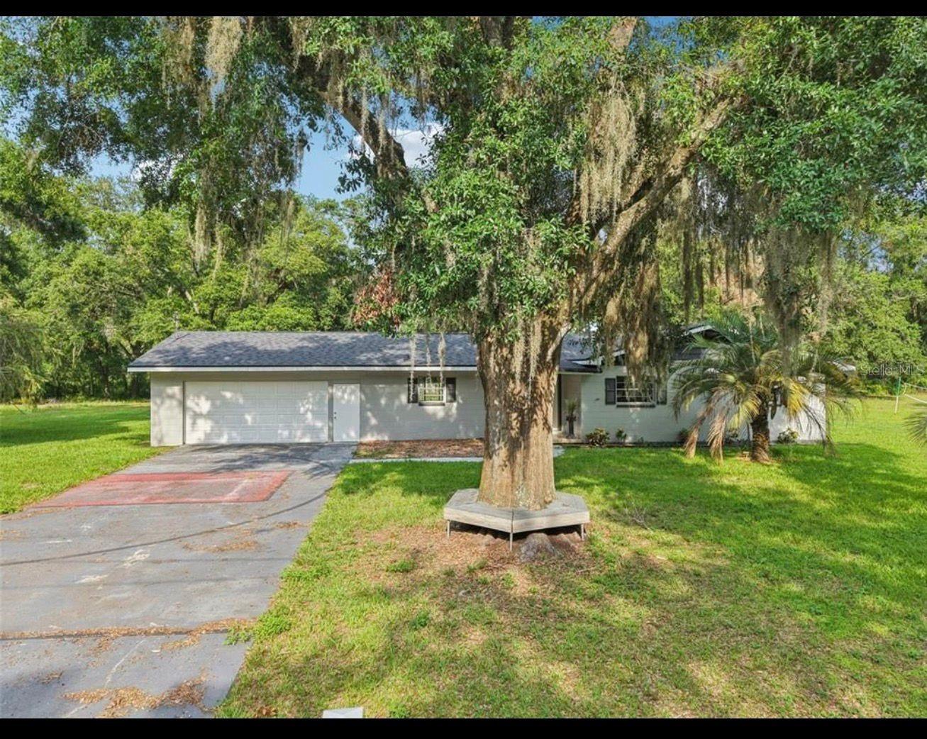 Beautiful and well-maintained home available for rent! This property offers spacious living areas, a functional floor plan, and a great location. Enjoy a large yard with plenty of outdoor space, a spacious front yard, wide driveway, generous side yard, and a large backyard—perfect for relaxing or entertaining. Ready for immediate occupancy. Schedule your private showing today!