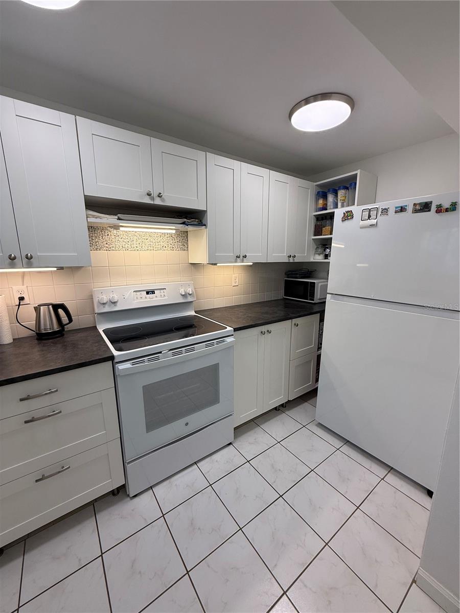 SUNSHINE TOWERS APT RESIDENCES - Residential