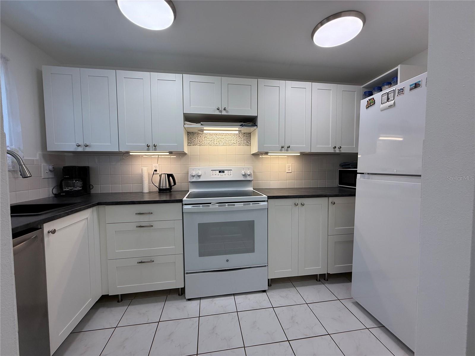 SUNSHINE TOWERS APT RESIDENCES - Residential