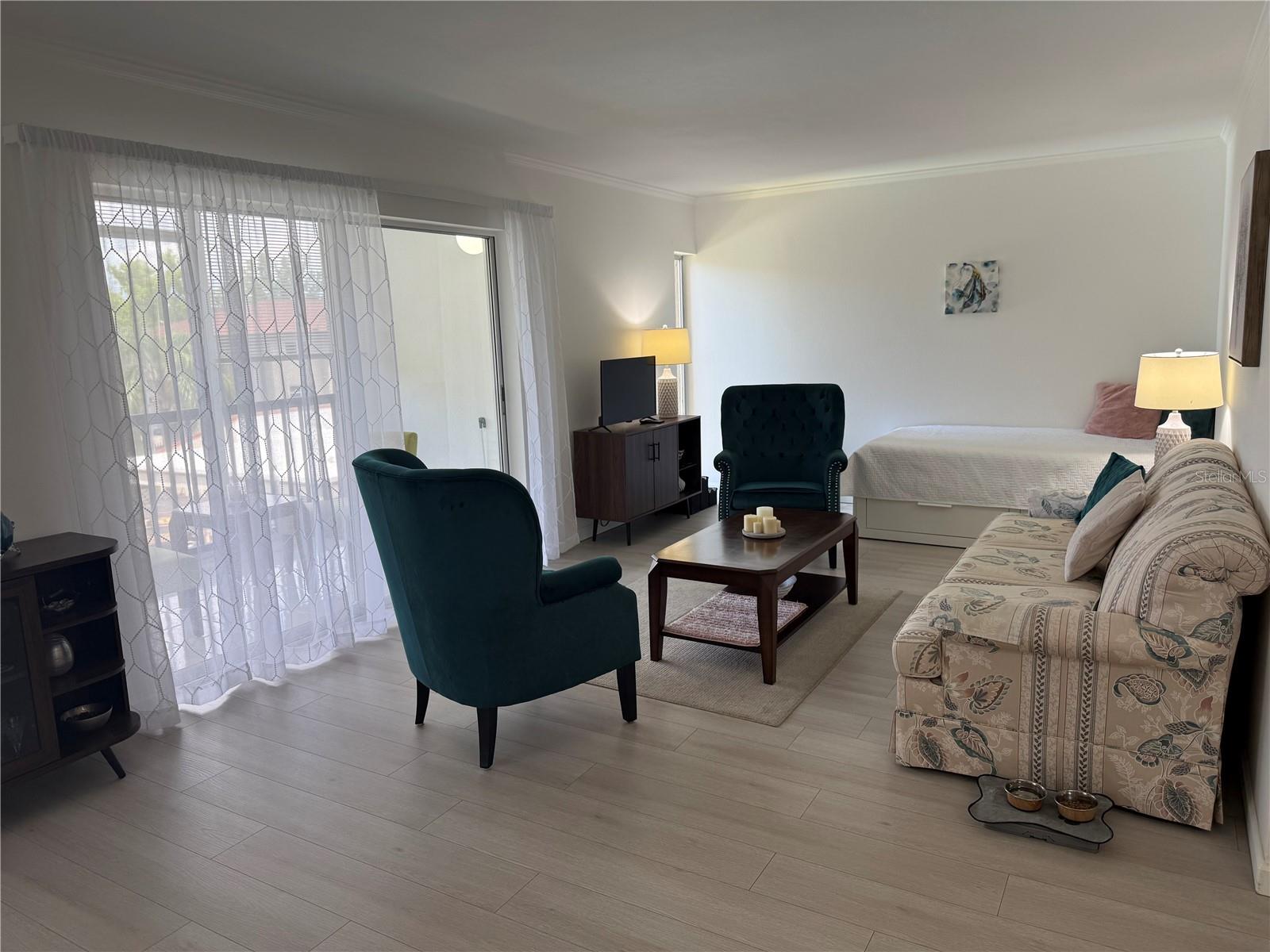 SUNSHINE TOWERS APT RESIDENCES - Residential
