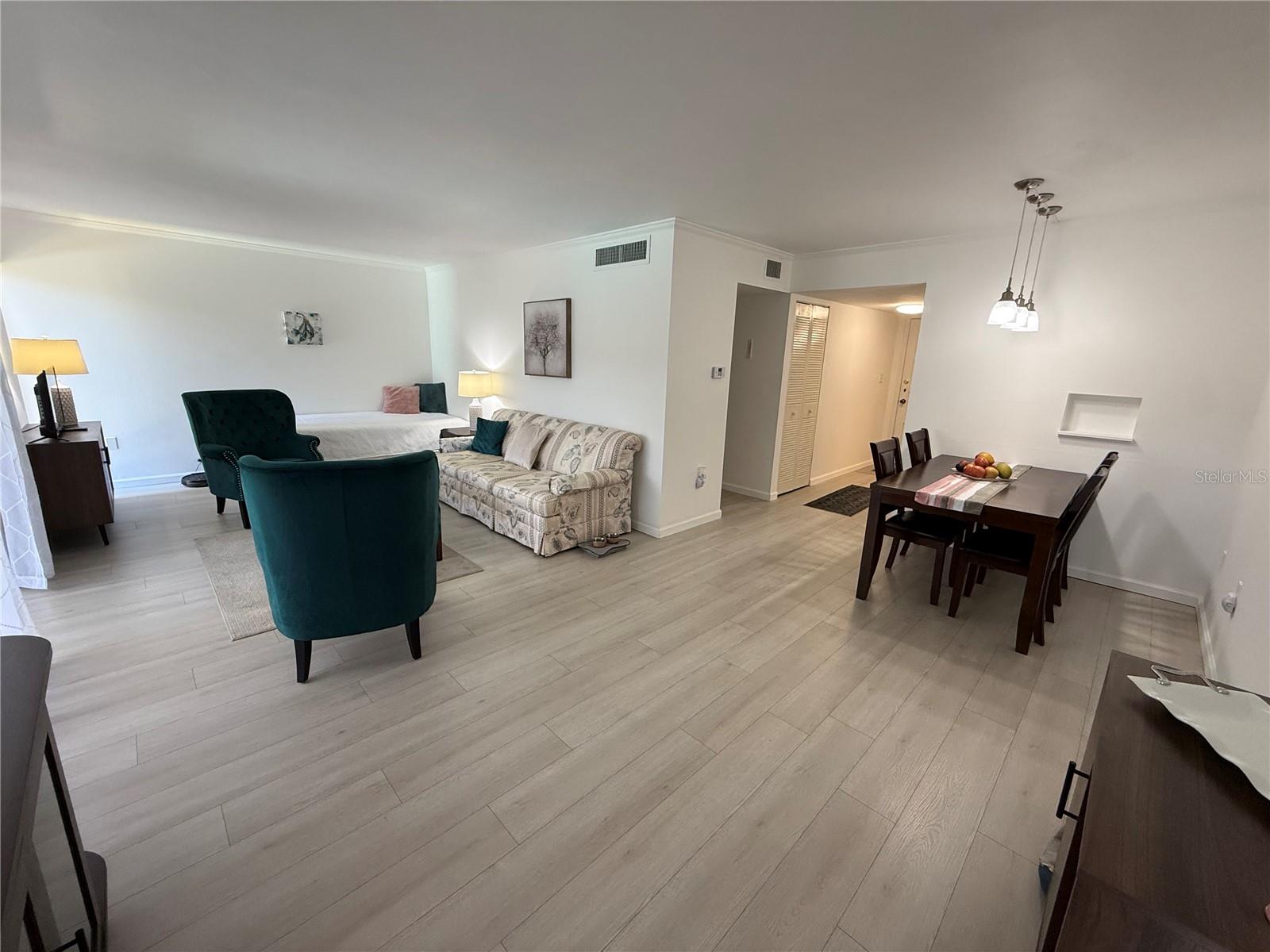 SUNSHINE TOWERS APT RESIDENCES - Residential