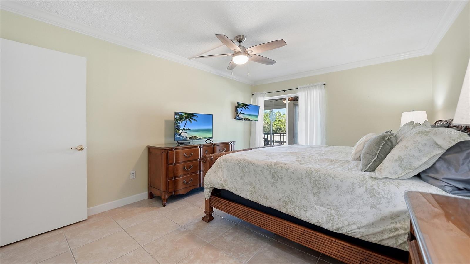 WHISPERING SANDS - Residential