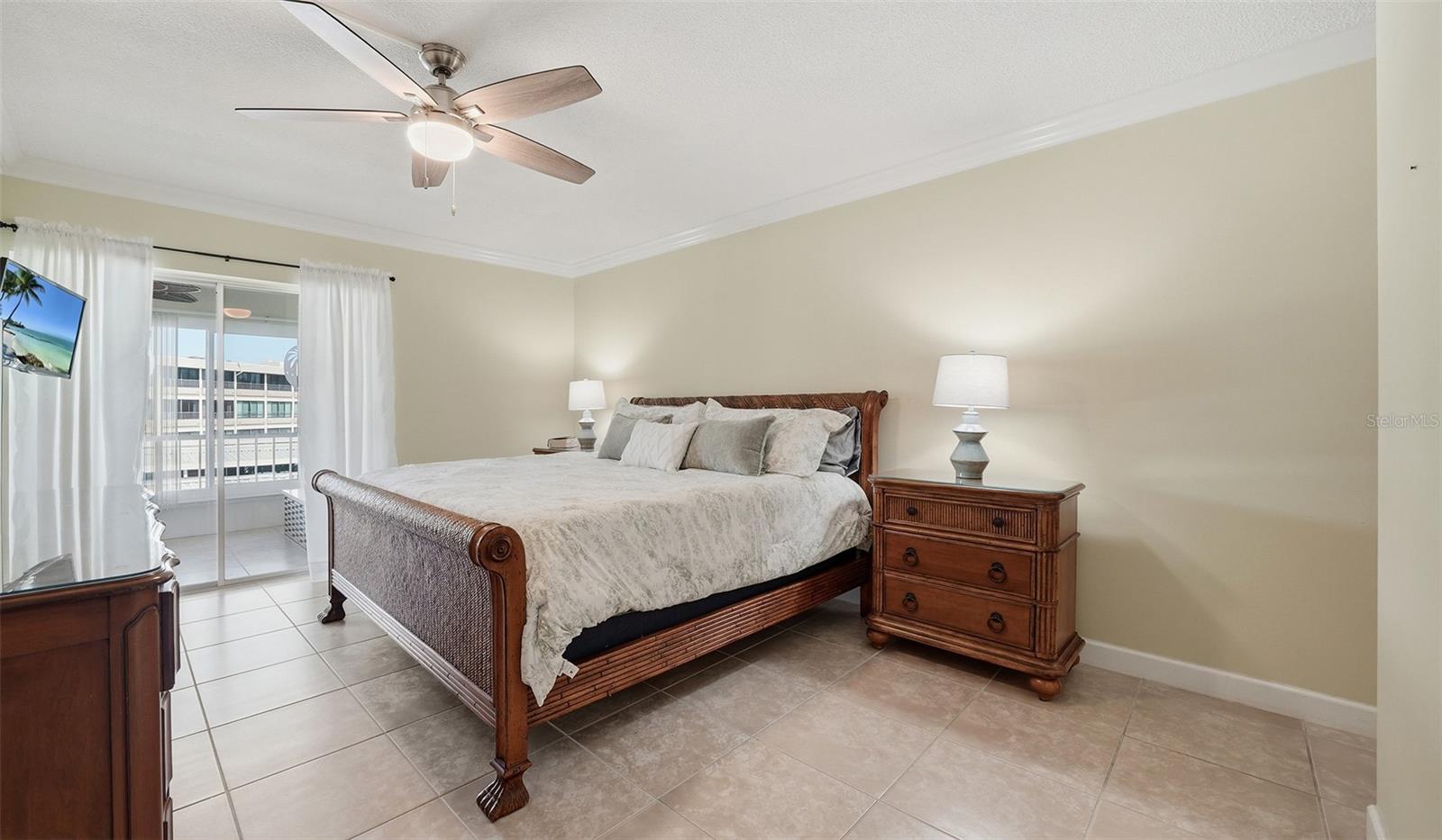 WHISPERING SANDS - Residential