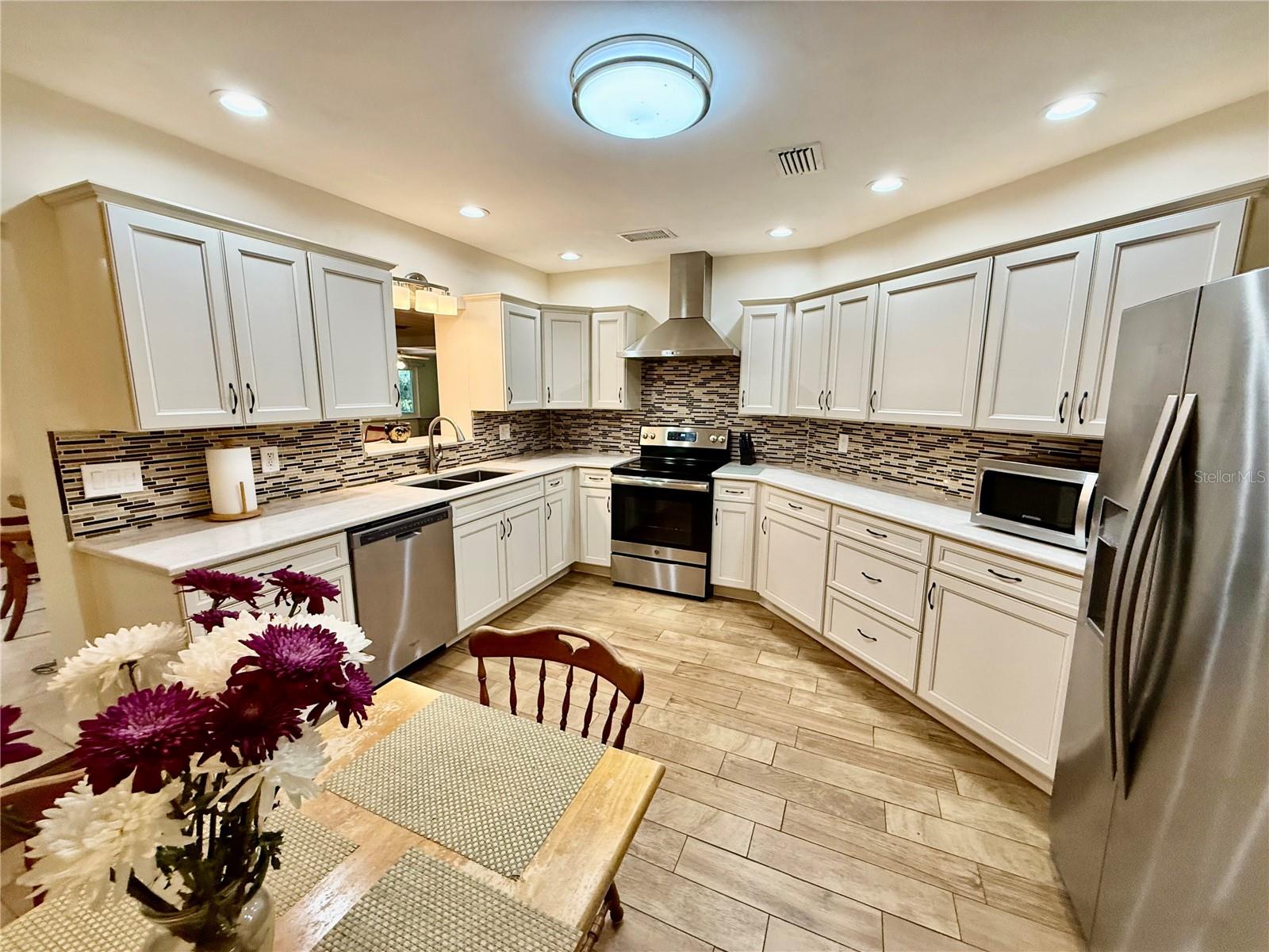 BAY BREEZE ESTATES - Residential