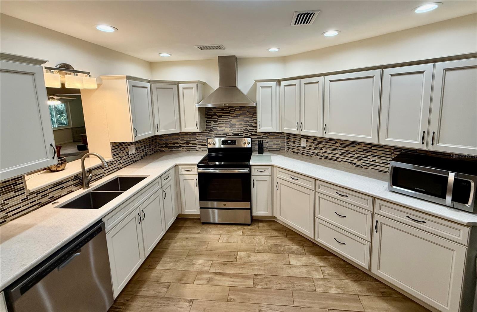 BAY BREEZE ESTATES - Residential