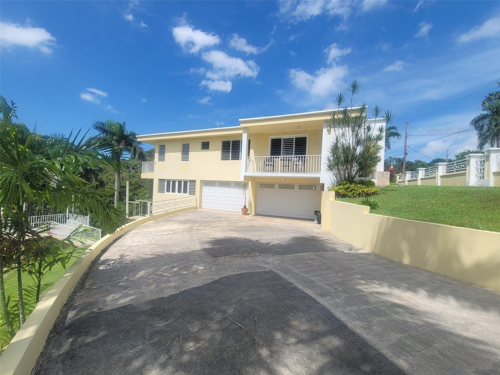 Property for sale in Hacienda del Dorado, Dorado, Puerto Rico. Residence on a large 3,947 sq. meter lot offering 2,500 sq. ft. of living space and excellent layout for primary residence use. Located in a gated community with 24-hour security and strong access to main roads in Dorado.

The property features 4 bedrooms and 2.5 bathrooms, with a functional distribution including living room, dining area, kitchen, laundry, and a welcoming foyer. A double carport provides covered parking for up to 4 vehicles. The home is in good condition, offering a solid structure ready for immediate occupancy.

A key feature is the lower level, which includes two separate spaces already prepared with plumbing and electrical infrastructure, offering potential for future conversion into additional living units or flexible use areas.

The large lot provides privacy, outdoor space, and expansion possibilities within an established and well-located community.