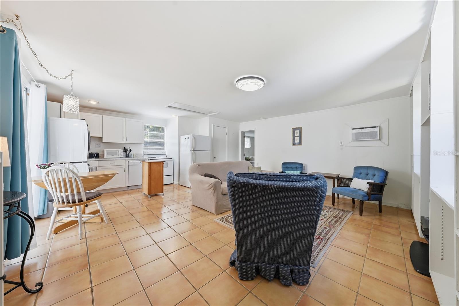 MOUNT DORA SUNSHINE CORNER - Residential Lease