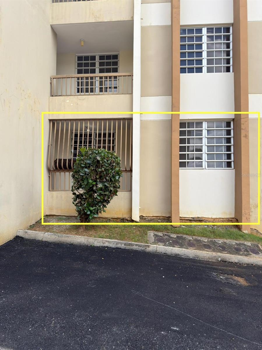 Virtually Staged. Gated condo near the heart of the Town of Mayagüez. Six minute car ride to University of Puerto Rico. Three bedrooms, one bath, one assigned parking space, perfect to live or as an investment opportunity for rental