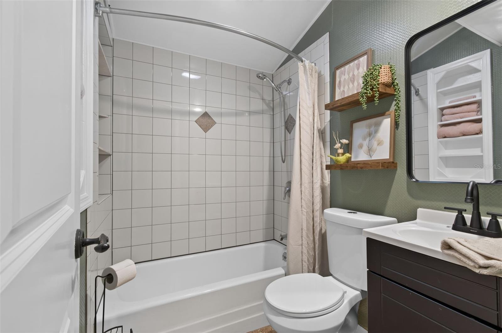 BEDFORD OAKS - Residential