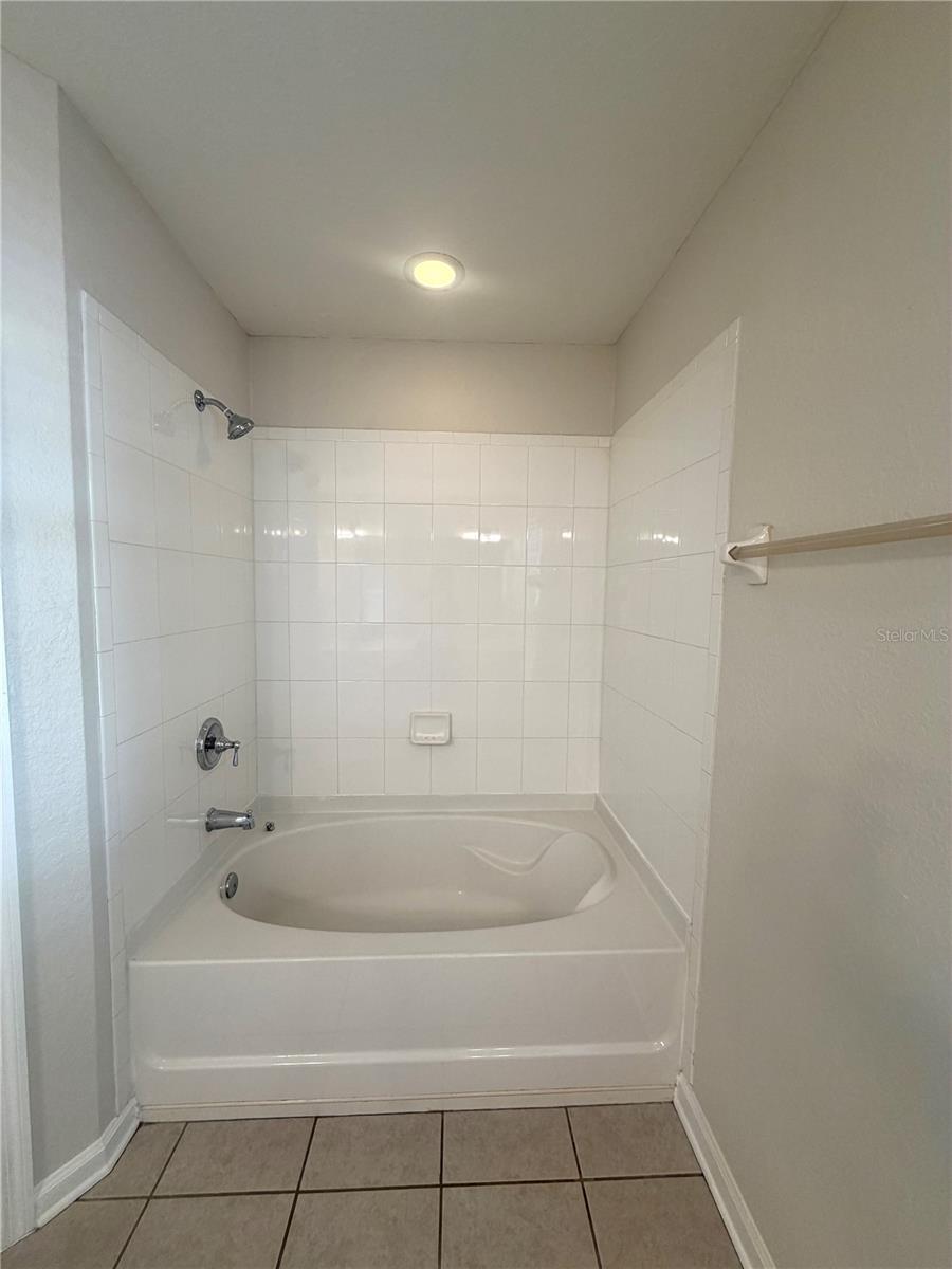 VISTAS/PHILLIPS COMMONS - Residential Lease