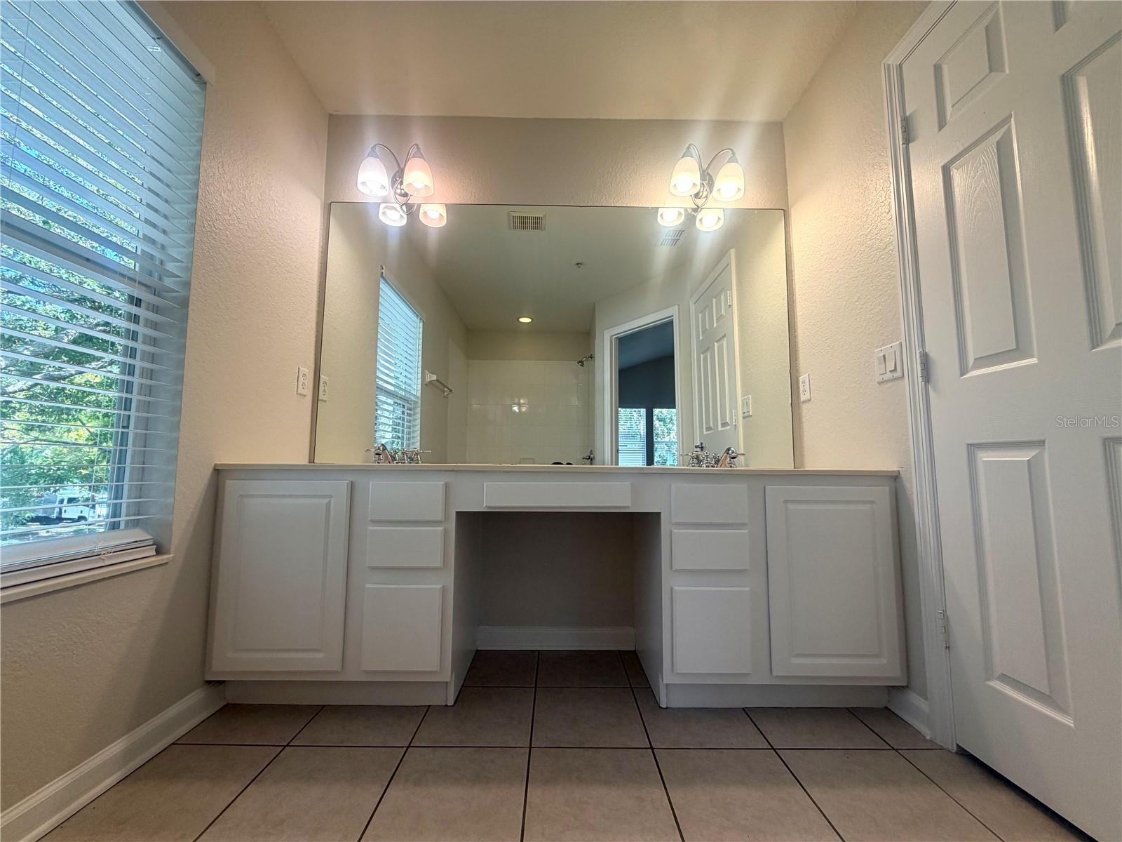 VISTAS/PHILLIPS COMMONS - Residential Lease