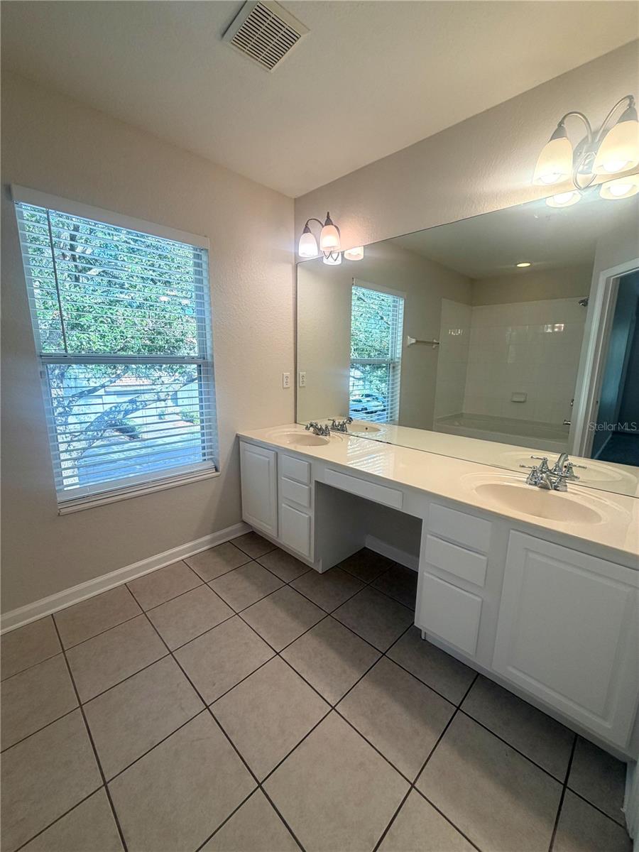 VISTAS/PHILLIPS COMMONS - Residential Lease