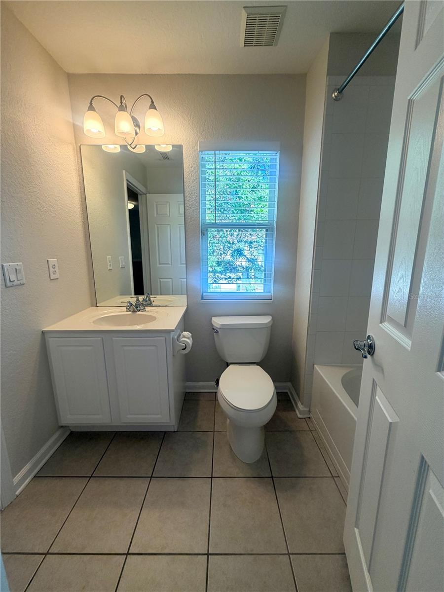 VISTAS/PHILLIPS COMMONS - Residential Lease