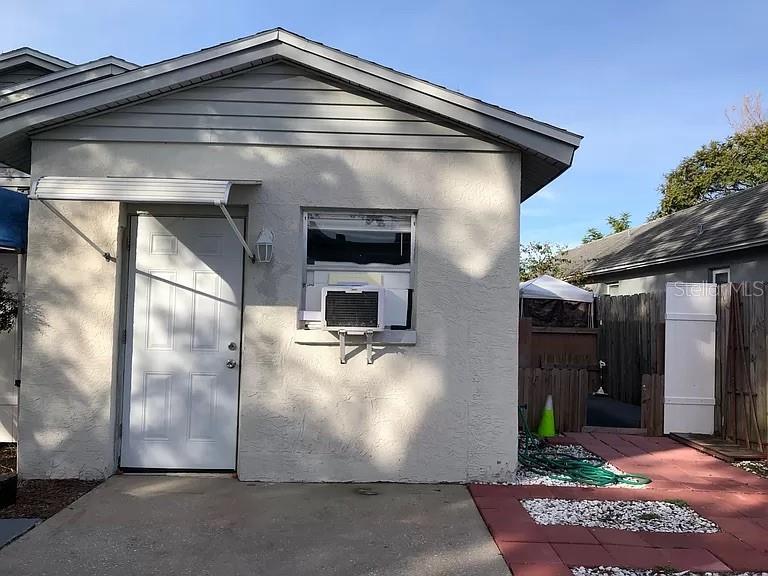 Fully updated Studio rental in Clearwater, on a quiet street and safe neighborhood 15 minutes away from the Clearwater beach. It has one bedroom and a private bathroom with a private entrance. This studio is perfect for an individual who does not require much cooking. Utilities are included.
One year lease required.