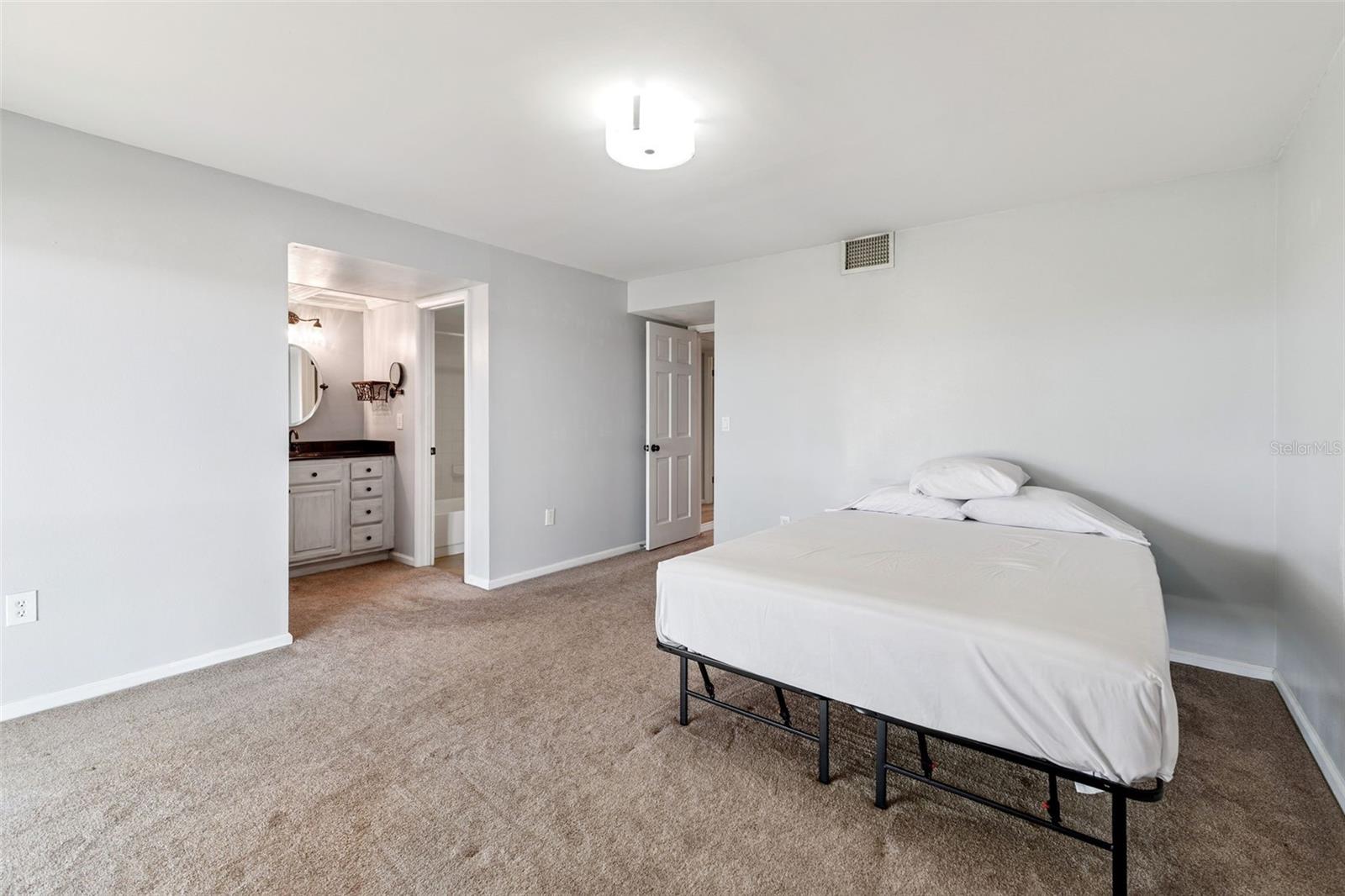 LA CASA CONDO - Residential