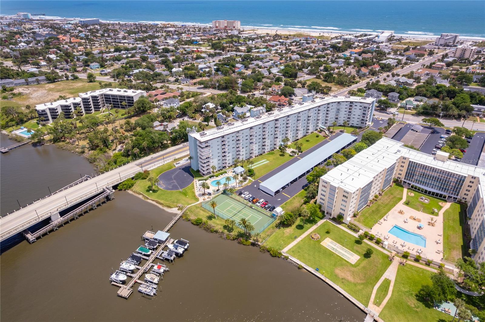 RIVER PLACE 01 HUNDRED CONDO - Residential