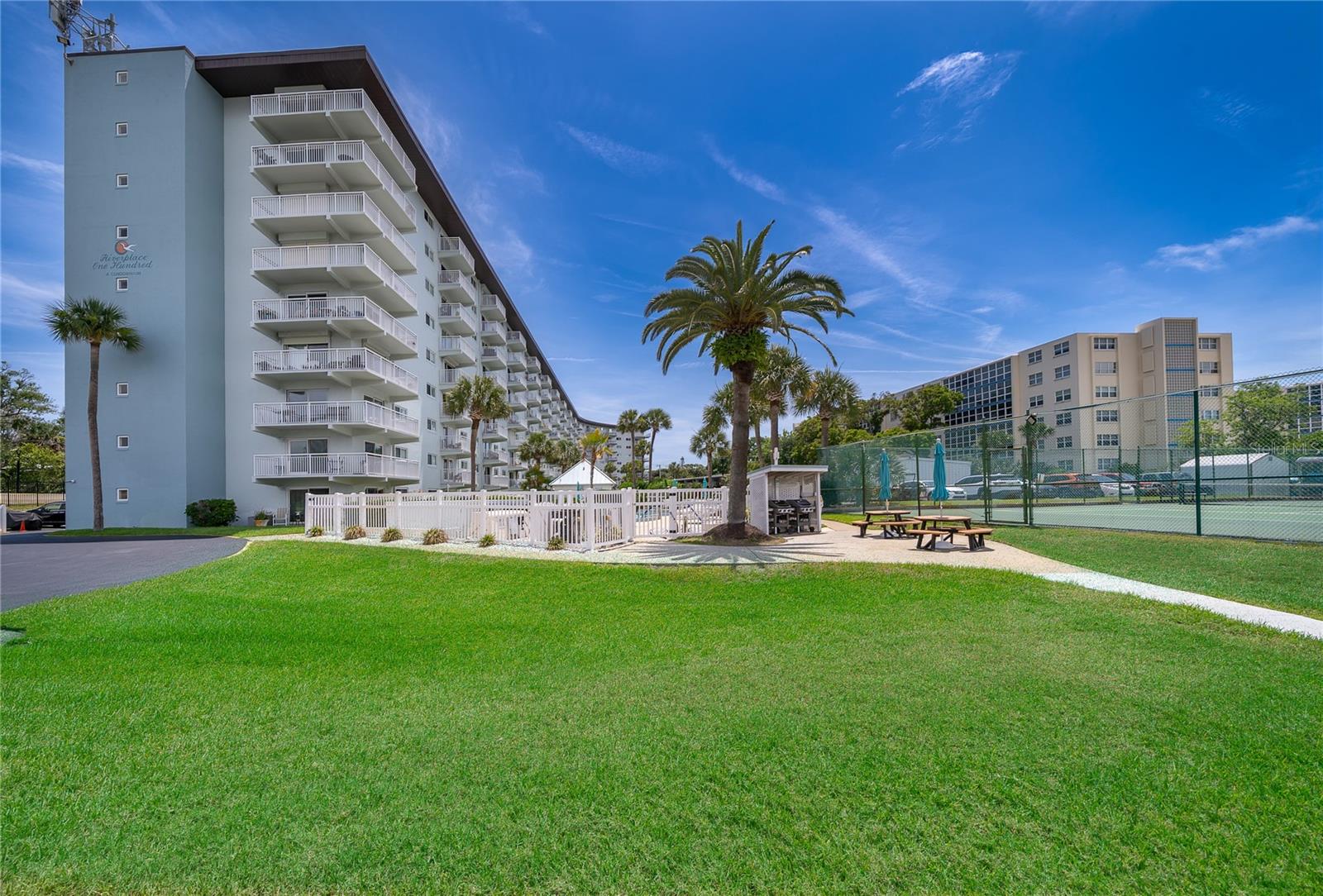 RIVER PLACE 01 HUNDRED CONDO - Residential