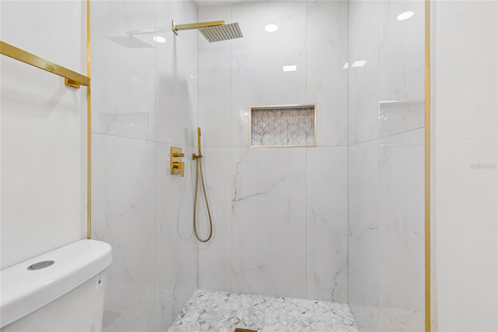 GOLFWOOD ESTATES UNIT 01 - Residential