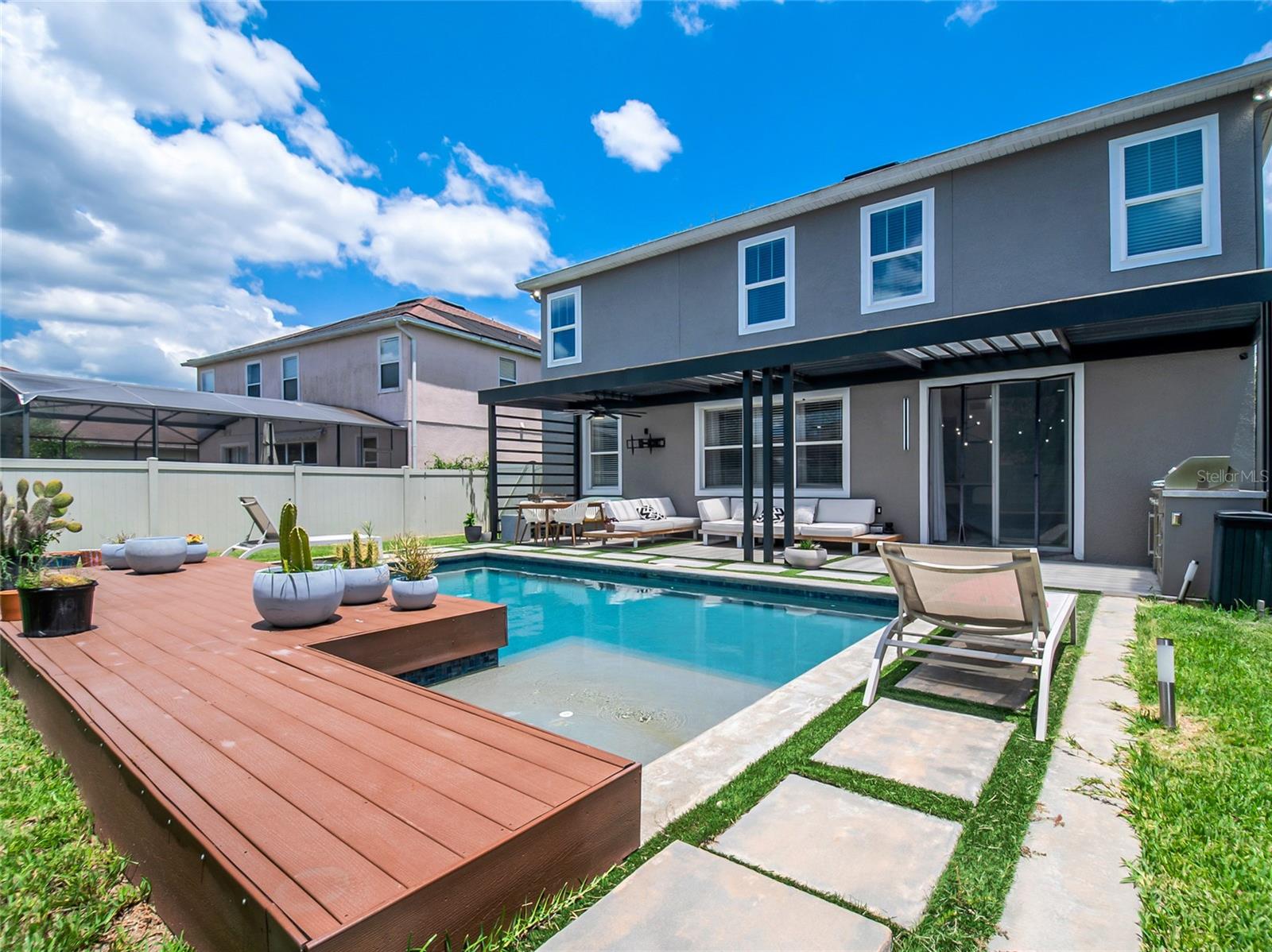 STRATFORD POINTE - Residential