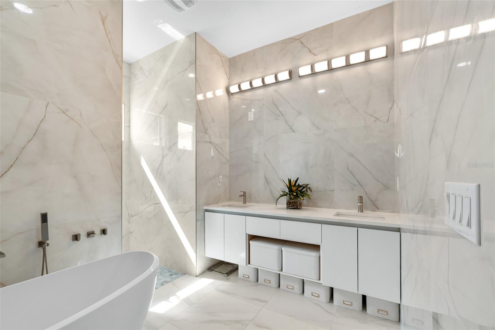SOUTH VENICE - Residential