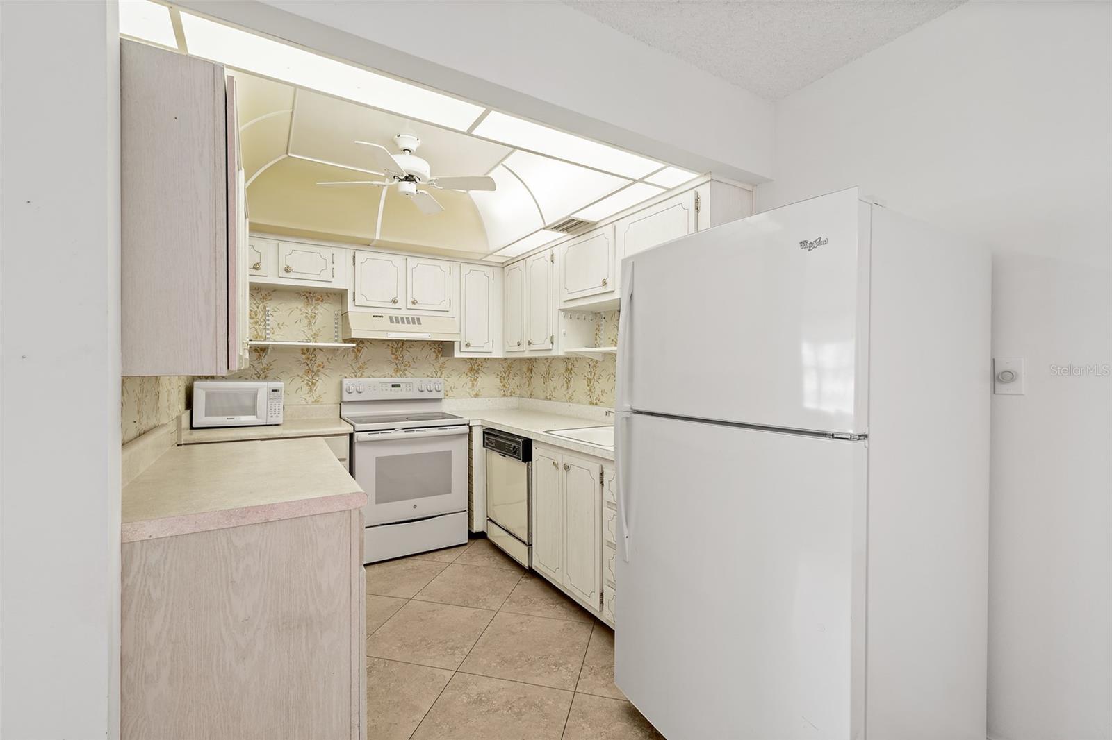 CAPE SHORES APT - Residential