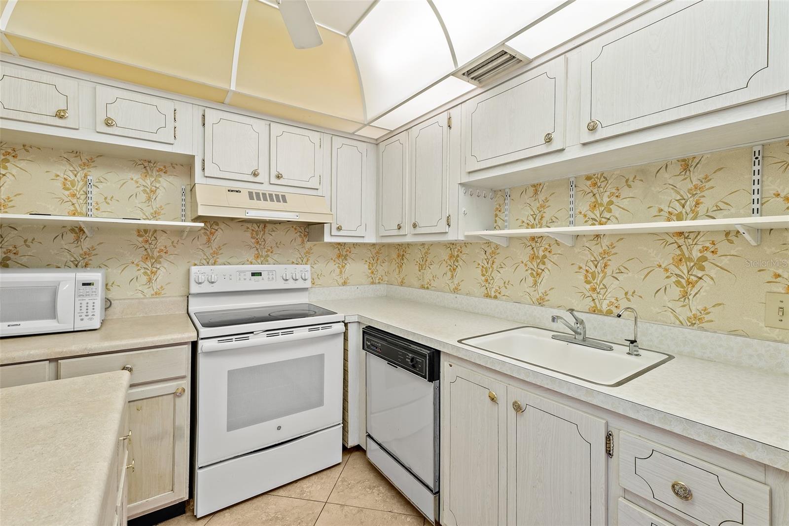 CAPE SHORES APT - Residential