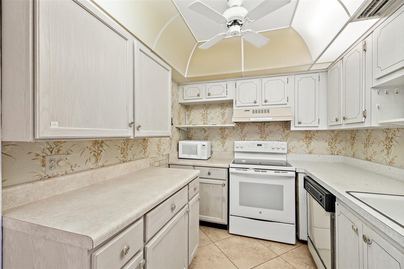 CAPE SHORES APT - Residential