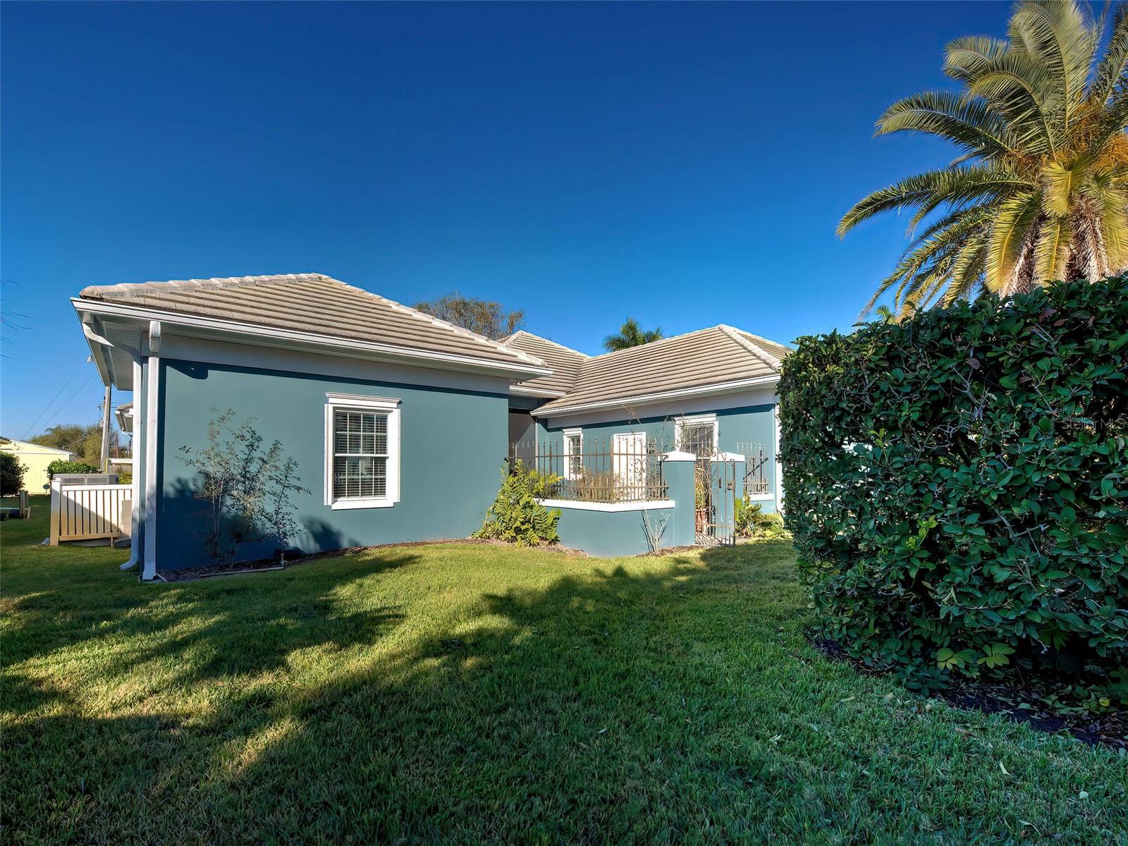 GULF MANOR - Residential