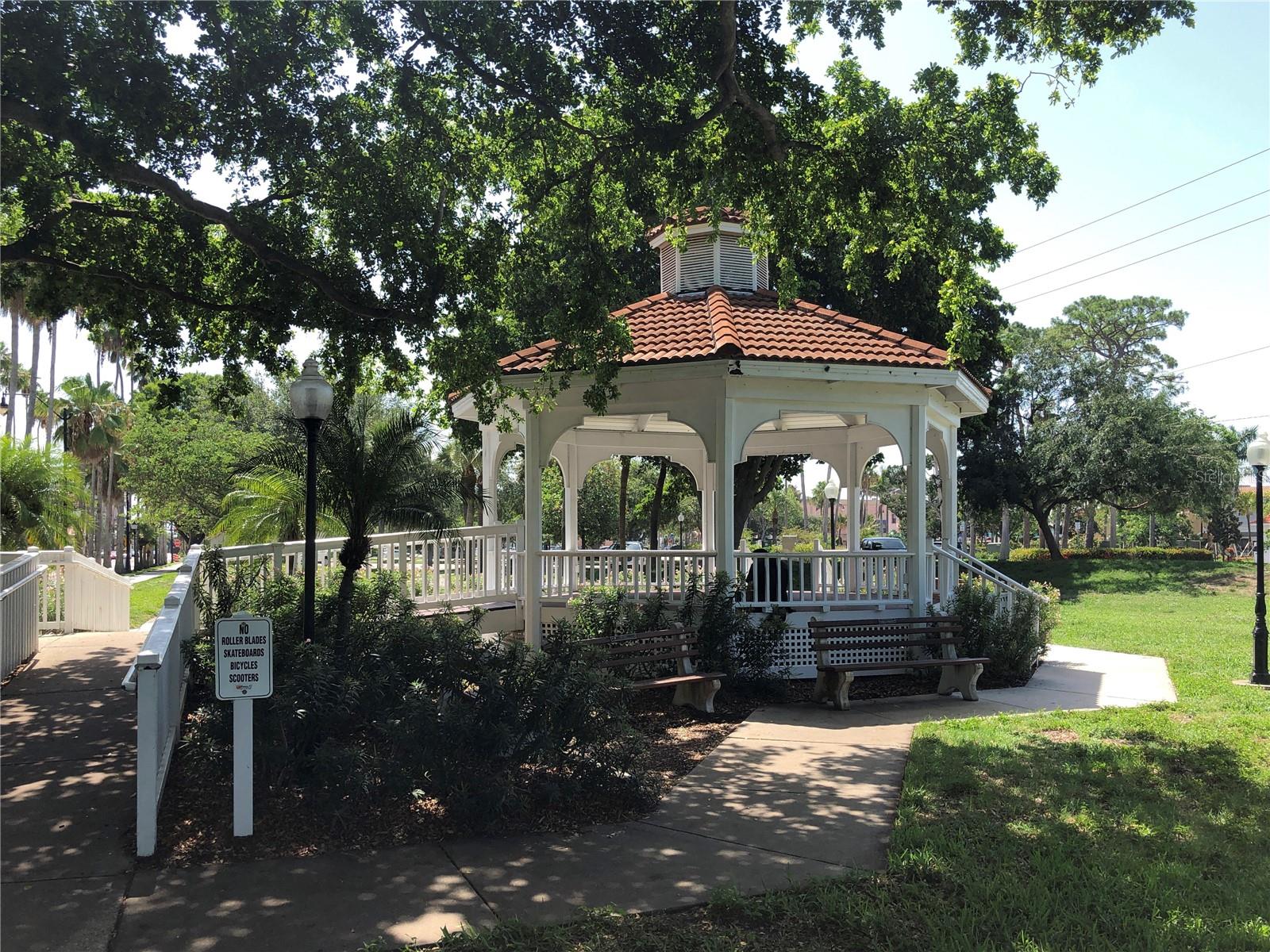 GULF MANOR - Residential