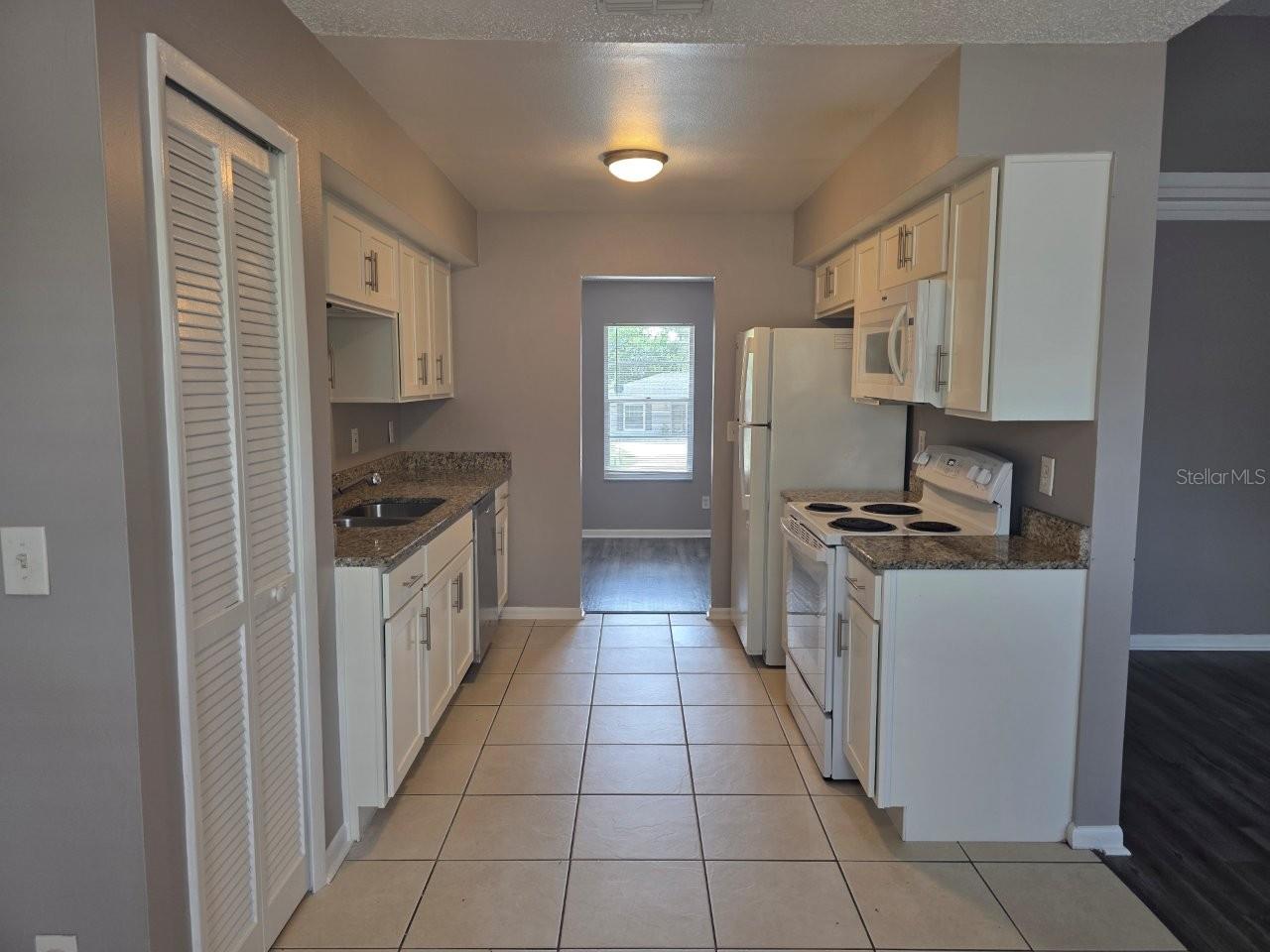 VILLAGE GREEN PH 01 - Residential