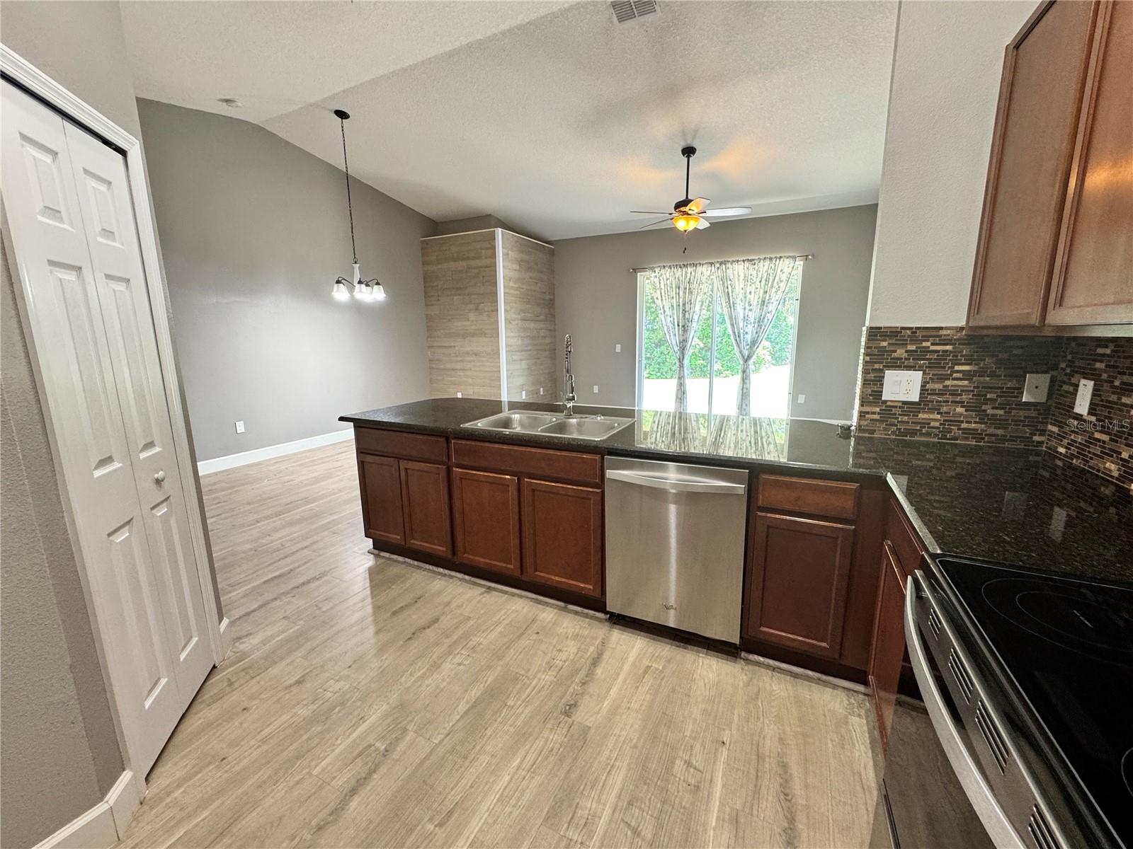 SUMMERBROOKE PH 02 - Residential Lease