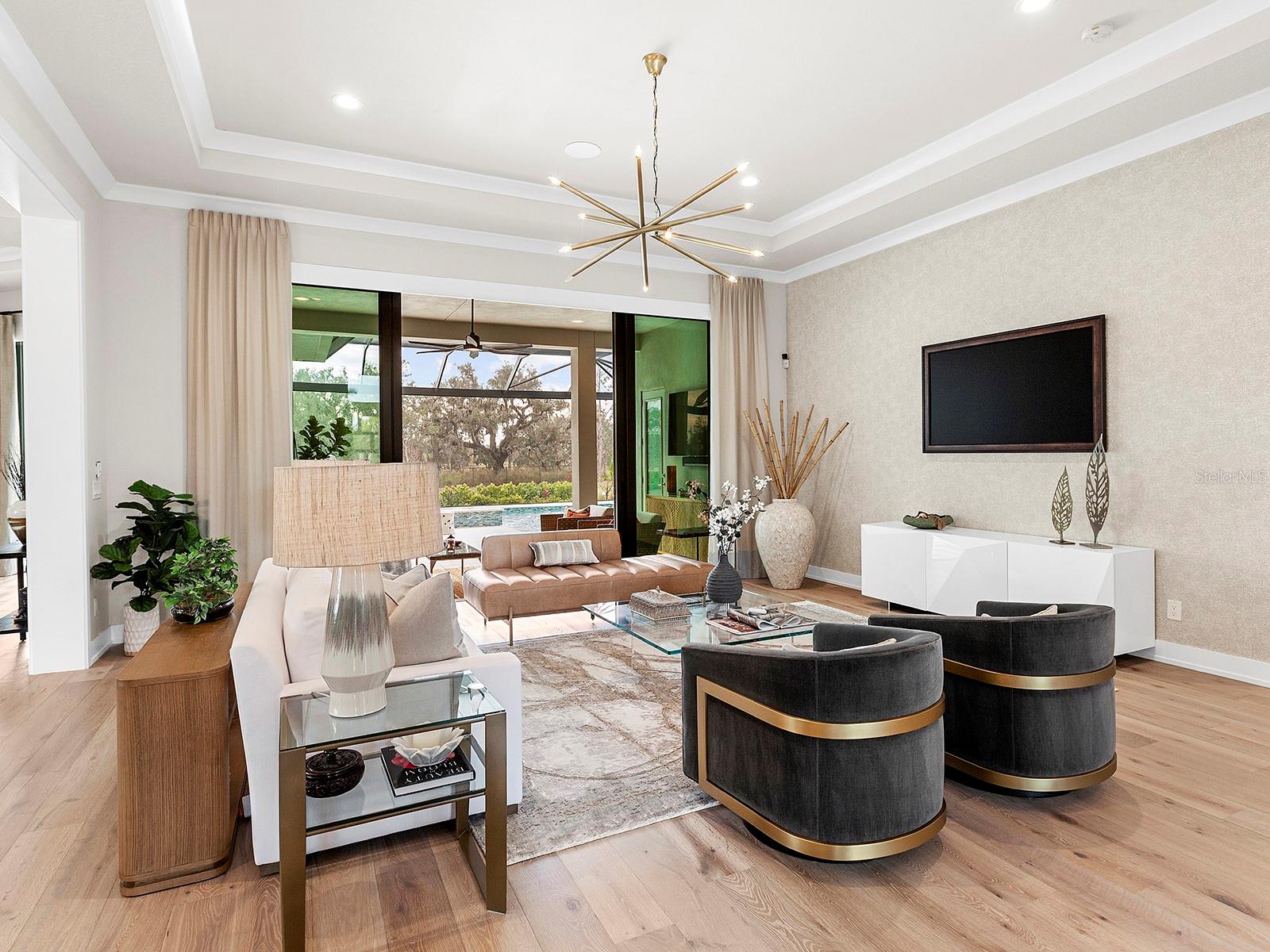 FOUNDERS CLUB - Residential