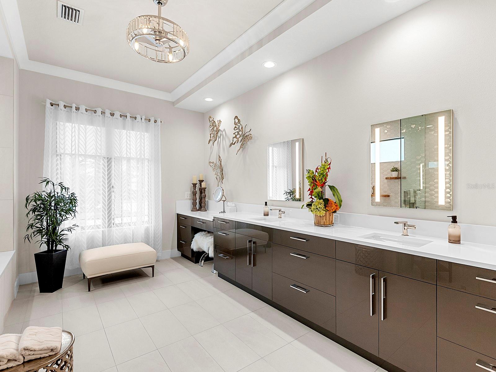 FOUNDERS CLUB - Residential