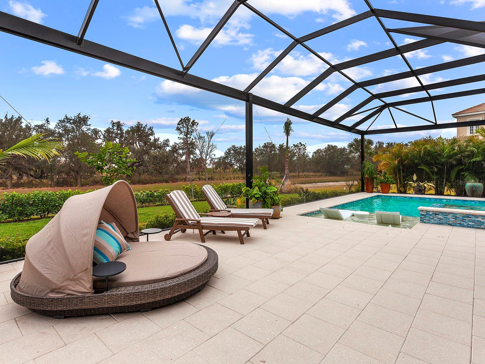 FOUNDERS CLUB - Residential