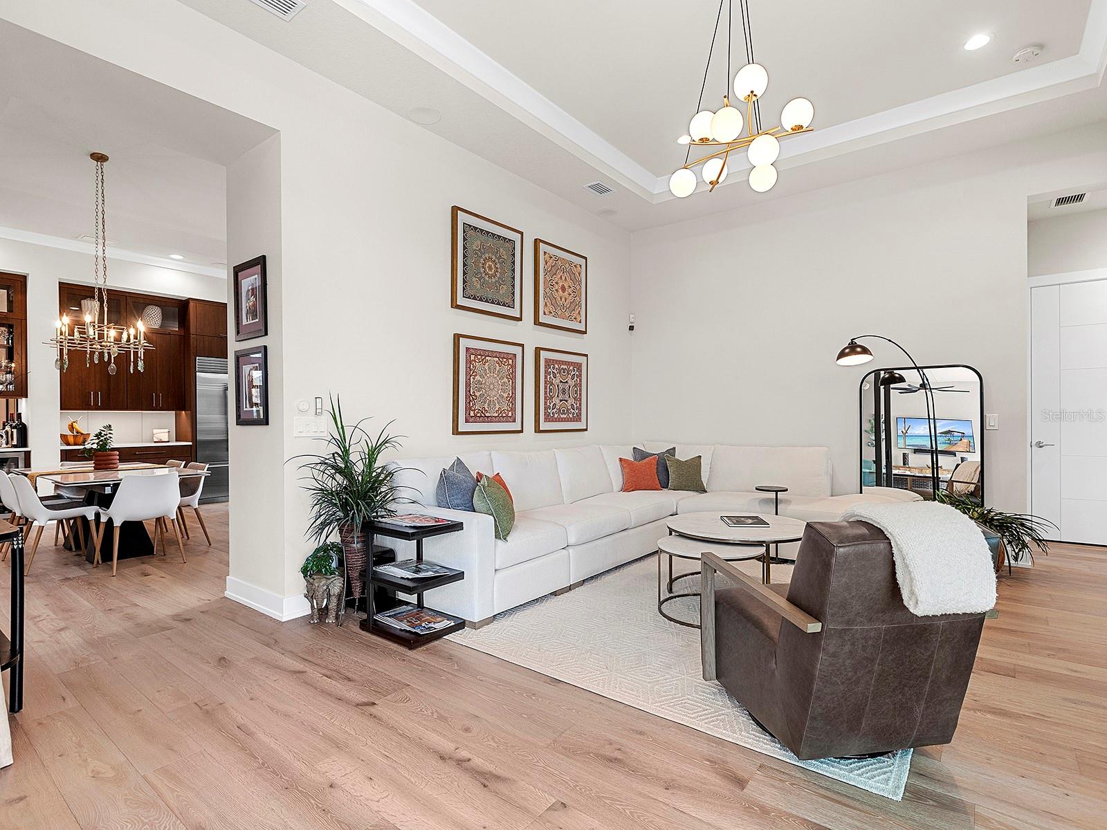 FOUNDERS CLUB - Residential