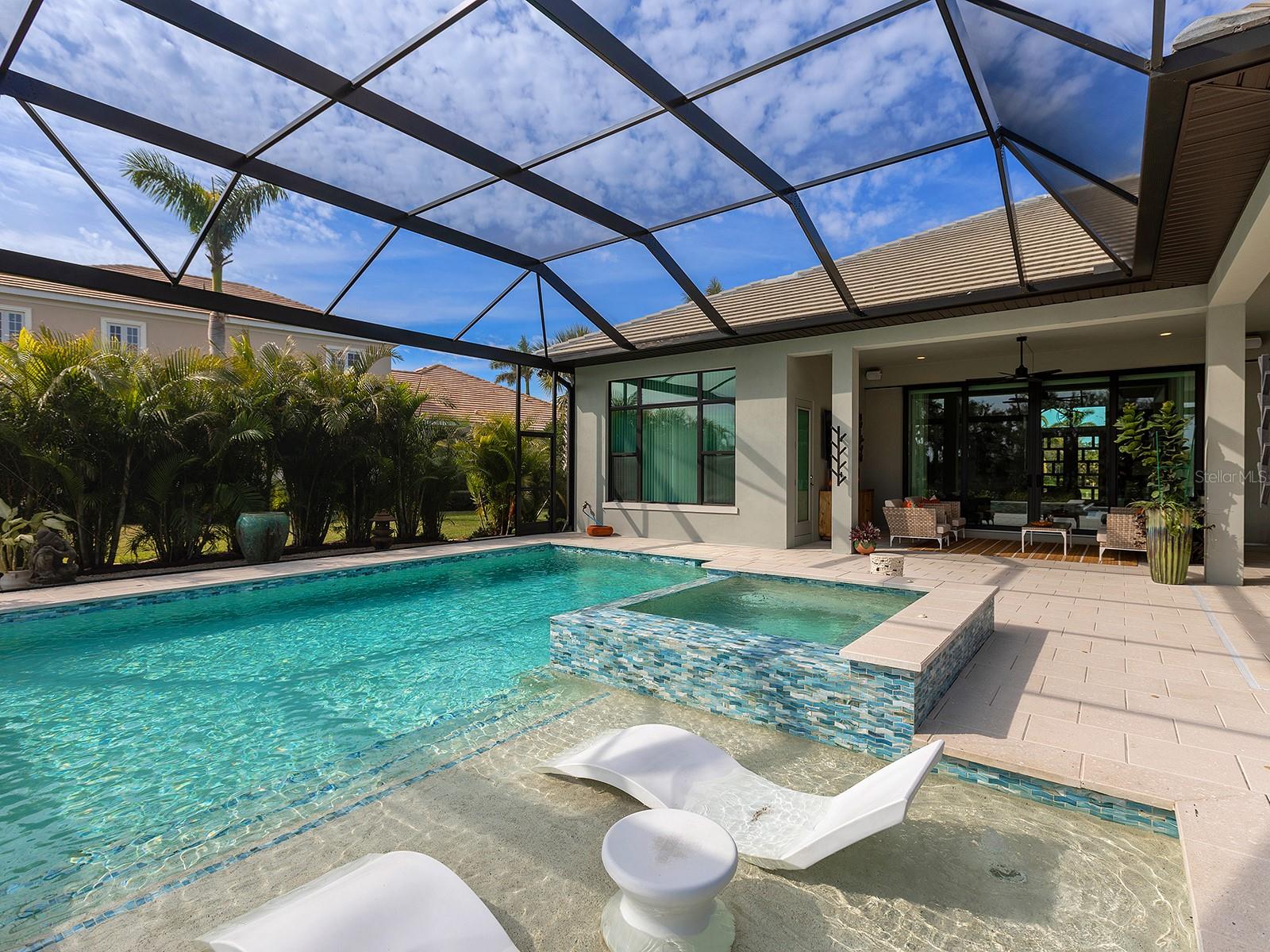 FOUNDERS CLUB - Residential
