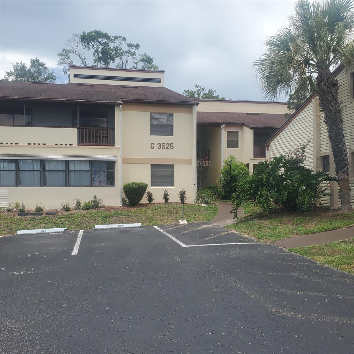 A rare find.  A 2 bed 1.5 baths in over 1400 square ft. Newer Dishwasher, A/C and Electric Panel. 
The condo has a bonus room and a storage closet. Community has Pool, Clubhouse and Laundry room.
Minutes away from downtown Ocala, Shopping, Medical and Restaurants.