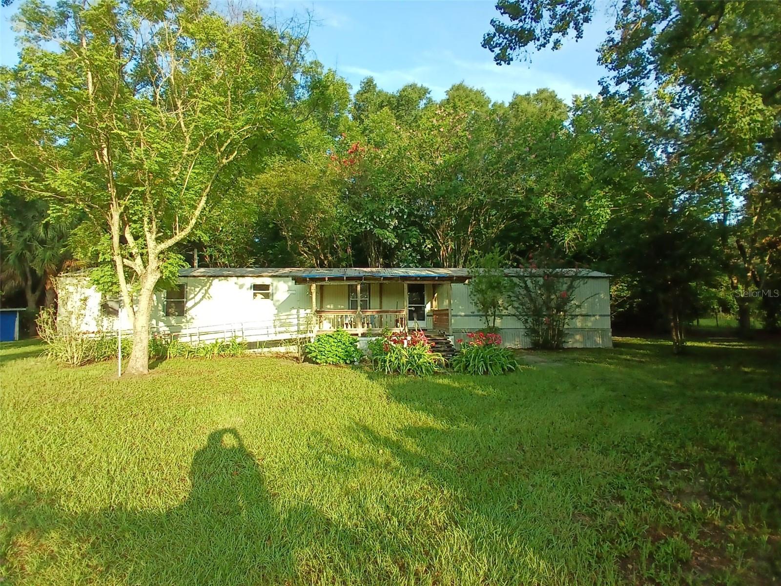 Fully remodeled single wide 3/2 mobile home on over one acre of land 5 minutes to shopping and downtown High Springs. Come enjoy the country life while being minutes away from restaurants and springs. Available furnished or unfurnished