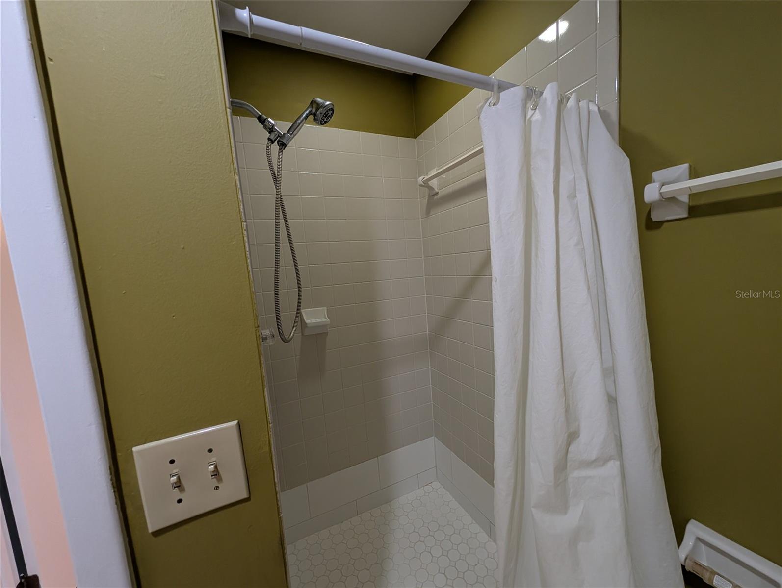 LAKEVIEW CONDO 01 - Residential Lease
