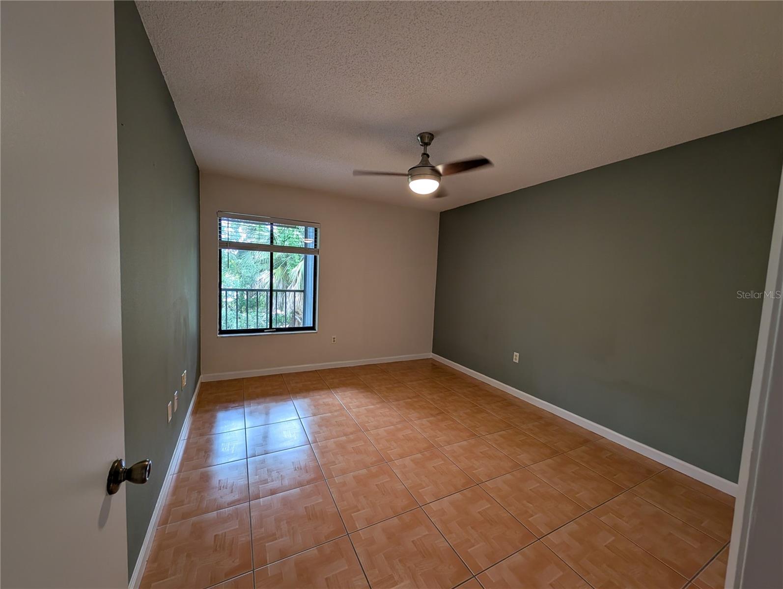 LAKEVIEW CONDO 01 - Residential Lease