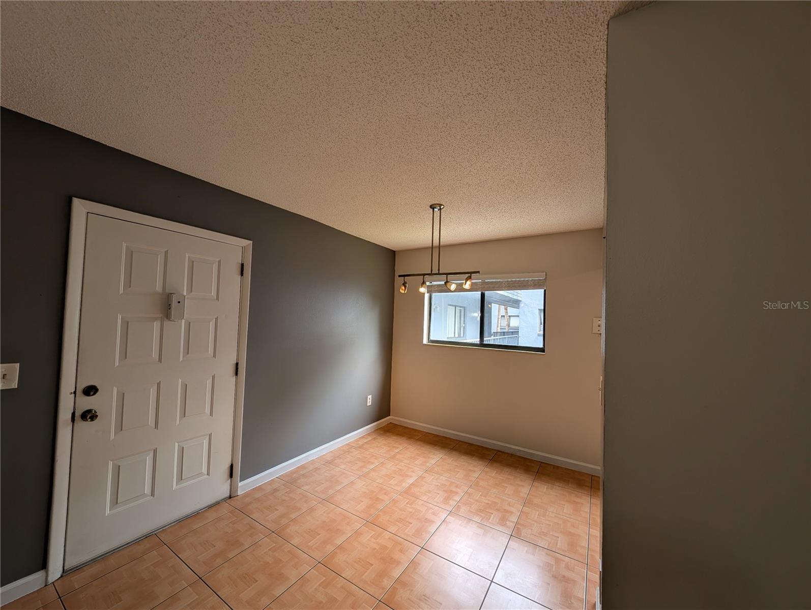 LAKEVIEW CONDO 01 - Residential Lease
